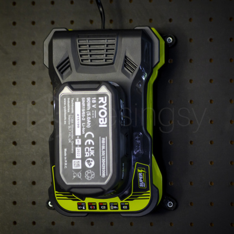 Uchwyt mocowanie do ładowarki Ryobi RC18150 18V Łatwy i szybki montaż Uchwyt mocowanie do ładowarki Ryobi RC18150 18V Łatwy i szybki montaż