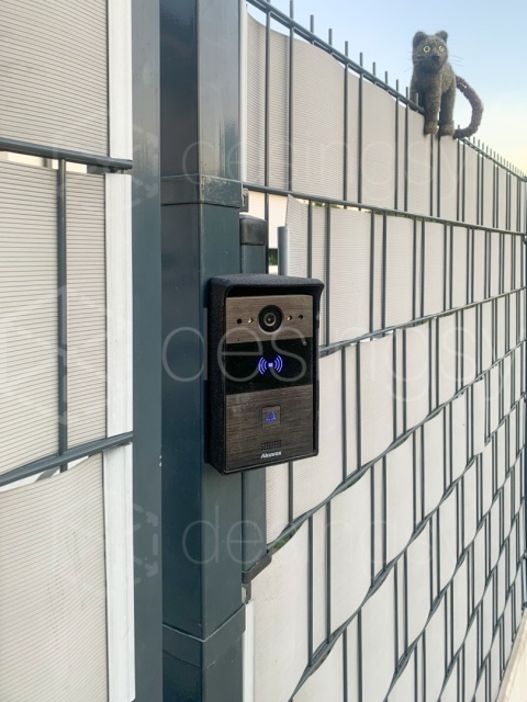 Adapter z daszkiem do montażu pod kątem do wideomofonu Akuvox R20A Prawy 30